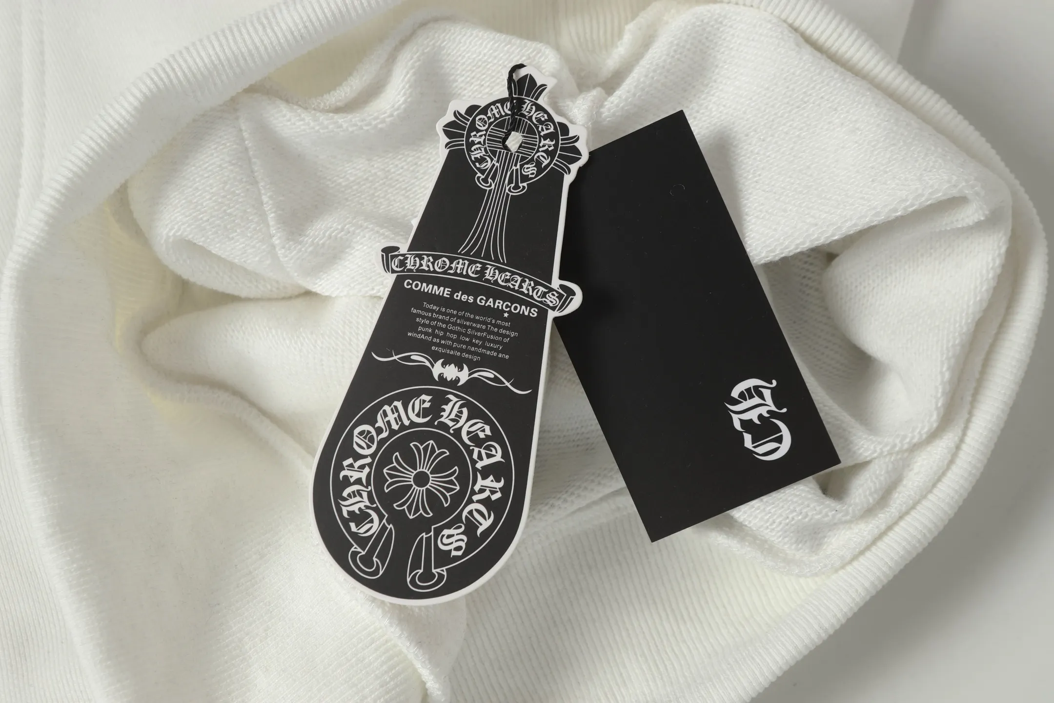 P240 Cross-border model, please do not place an order if you are pursuing quality - Chrome Hearts/Chrome Hearts Lips👄 Horseshoe Sanskrit printed hooded sweatshirt - High weight, high density, high quality, soft, delicate and skin-friendly wool, soft and silky to the touch, excellent warmth and skin-friendly properties - Custom-woven and dyed, no color difference, no matter the fabric or workmanship details, beat the ordinary version on the market - Hardware zipper accessories are all customized, full of details -Colour: black white -Size: S M L XL